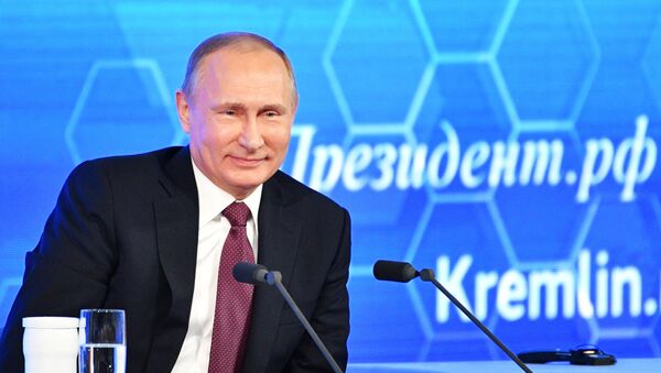 Президент РФ Владимир Путин на двенадцатой большой ежегодной пресс-конференции в Центре международной торговли на Красной Пресне. - Sputnik Кыргызстан