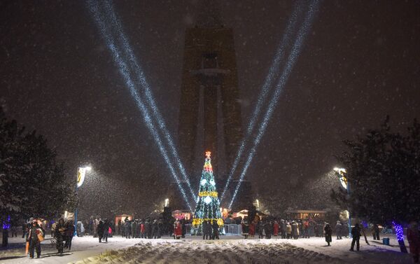 Бишкектин Түштүк дарбаза паркында жаңы жылдык балаты жандырылганын мэрия билдирди - Sputnik Кыргызстан