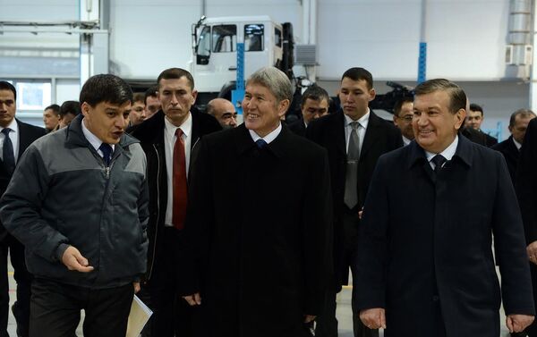 Президент Кыргызстана Алмазбек Атамбаев в субботу в рамках рабочего визита в Самарканд вместе с узбекским коллегой Шавкатом Мирзиёевым посетил предприятие Man Auto-Uzbekistan - Sputnik Кыргызстан