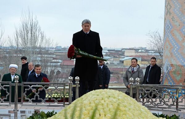 Президент Алмазбек Атамбаев Өзбекстанга иш сапары менен барып, Ислам Каримовдун мүрзөсүнө гүл койду - Sputnik Кыргызстан