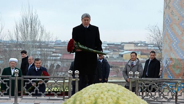 Алмазбек Атамбаев маркум Ислам Каримовдун мүрзөсүнө гүлчамбар койду - Sputnik Кыргызстан