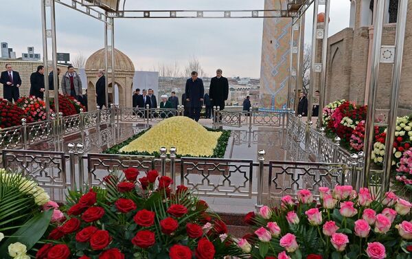 Президент Кыргызстана Алмазбек Атамбаев сегодня, в субботу, в ходе рабочего визита в Узбекистан возложил цветы к могиле первого президента республики Ислама Каримова в Самарканде - Sputnik Кыргызстан