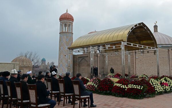 Глава государства почтил память Ислама Каримова вместе с президентом Узбекистана Шавкатом Мирзиёевым. Они возложили цветы к месту захоронения - Sputnik Кыргызстан