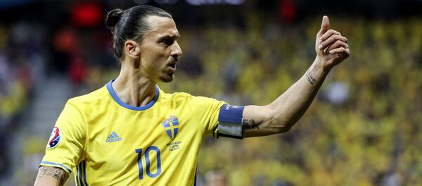 Игрок сборной Швеции Златан Ибрагимович во время матча. Архивное фото - Sputnik Кыргызстан