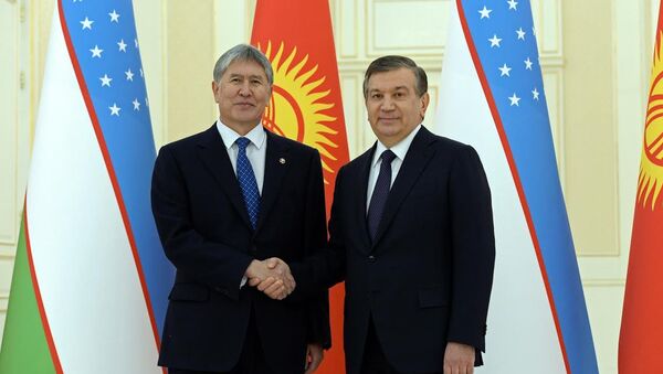Президент Алмазбек Атамбаев Шавкат Мирзиёев менен жолугушуу учурунда. Архив - Sputnik Кыргызстан