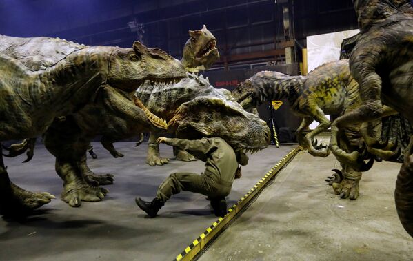 Восьмиметровые роботы-динозавры в Токородзаве - Sputnik Кыргызстан