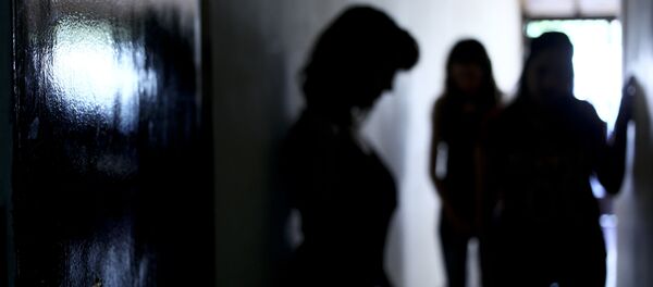Силуэты девушек. Архивное фото - Sputnik Кыргызстан