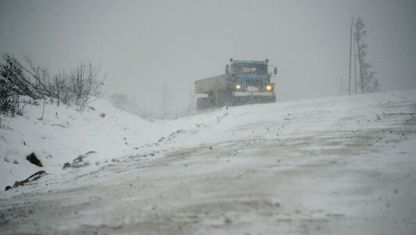 Грузовая машина едет на трассе во время сильного снегопада. Архивное фото - Sputnik Кыргызстан