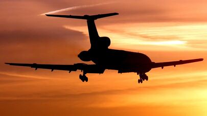Самолет Ту-154М в небе