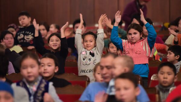Новогоднее представление для детей с ограниченными возможностями в Бишкеке - Sputnik Кыргызстан