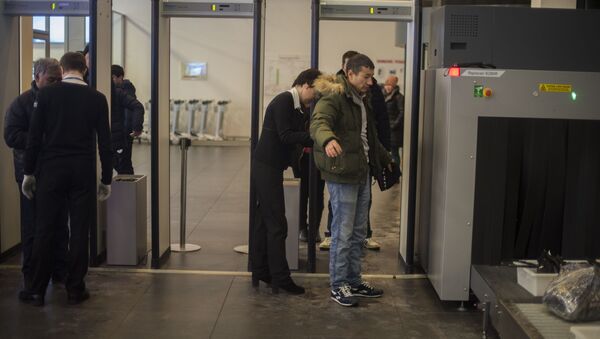 Мужчина проходит зону контроля безопасности в аэропорту. Архивное фото - Sputnik Кыргызстан
