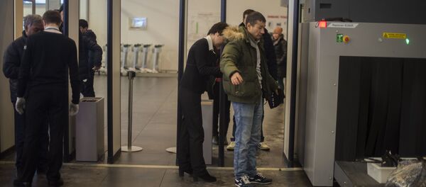 Мужчина проходит зону контроля безопасности в аэропорту. Архивное фото - Sputnik Кыргызстан