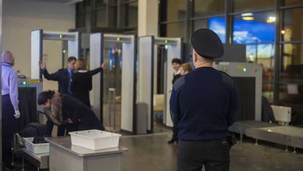 Сотрудник аэропорта в зоне контроля безопасности. Архивное фото - Sputnik Кыргызстан
