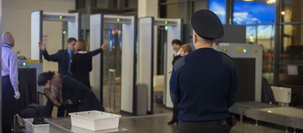 Сотрудник аэропорта в зоне контроля безопасности. Архивное фото - Sputnik Кыргызстан