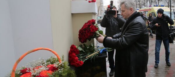 Цветы в память о погибших в крушении самолета Ту-154 Минобороны РФ у здания ансамбля им. А.В. Александрова - Sputnik Кыргызстан