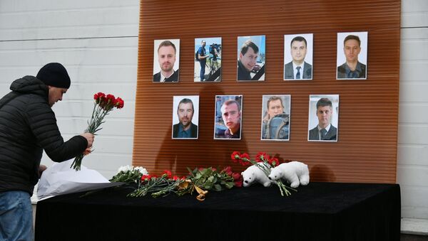 Цветы в память о погибших в крушении самолета Ту-154 Минобороны РФ - Sputnik Кыргызстан