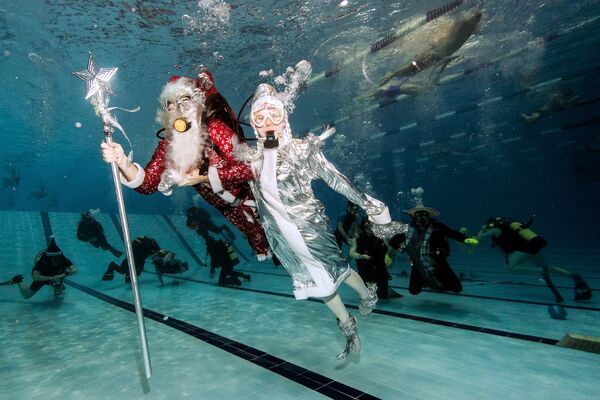 Празднование Нового года 2017 в бассейне - Sputnik Кыргызстан