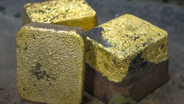 Доре — 85 пайыздуу алтын эритмеси. Архив - Sputnik Кыргызстан