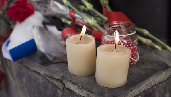 Цветы и свечи в посольстве России в Бишкеке в память о погибших во время крушения самолета Минобороны РФ - Sputnik Кыргызстан
