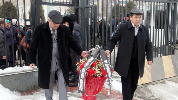 Панихида и траурный митинг в память о жертвах крушения самолета Ту-154 под Сочи в Генконсульстве РФ в Оше - Sputnik Кыргызстан
