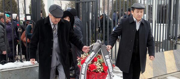 Панихида и траурный митинг в память о жертвах крушения самолета Ту-154 под Сочи в Генконсульстве РФ в Оше - Sputnik Кыргызстан