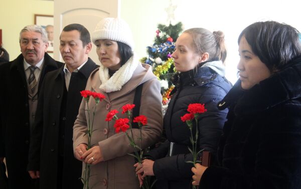 В понедельник в Генконсульстве РФ в Оше состоялись панихида и траурный митинг в память о жертвах крушения - Sputnik Кыргызстан