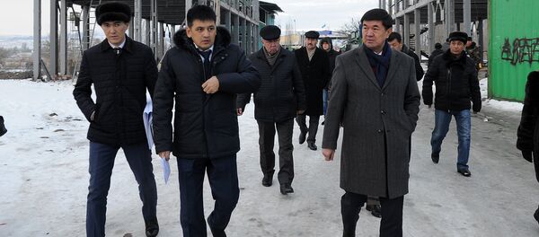 Биринчи вице-премьер Мухамметкалый Абулгазиев кыргыз-казак чек арасындагы өткөрүү пункттарын кыдырды - Sputnik Кыргызстан