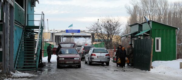 Первый вице-премьер-министр Мухамметкалый Абулгазиев ознакомился с ходом реконструкции контрольно-пропускных пунктов на кыргызско-казахской границе - Sputnik Кыргызстан