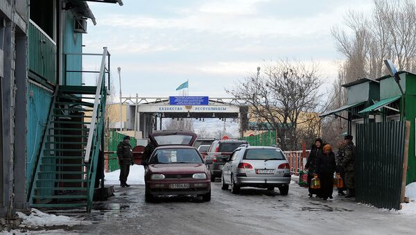 Первый вице-премьер-министр Мухамметкалый Абулгазиев ознакомился с ходом реконструкции контрольно-пропускных пунктов на кыргызско-казахской границе - Sputnik Кыргызстан