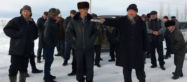Ош шаарына караштуу Озгур айылынын 100гө жакын тургуну Ачы конушунан үлүш жер катары бөлүнгөн 112 гектар кайрак жер мыйзамсыз жол менен жеке ишканаларга берилип жатканын айтып, нааразылык акциясына чыгышты - Sputnik Кыргызстан