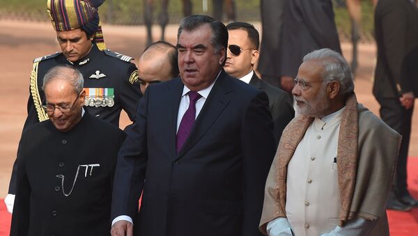 Президент Республики Таджикистан Эмомали Рахмон беседует с президентом Индии П.Мукерджи во время торжественного приема в Нью-Дели - Sputnik Кыргызстан