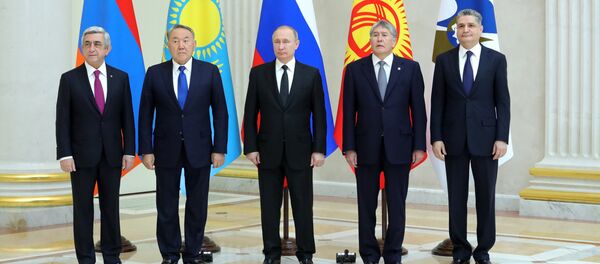 Церемония совместного фотографирования глав Высшего Евразийского экономического совета (ВЕЭС) перед заседанием в Санкт-Петербурге. - Sputnik Кыргызстан