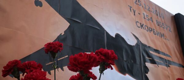 Цветы в память о погибших в авиакатастрофе Ту-154 в Сочи на площади Ленина в Симферополе. - Sputnik Кыргызстан