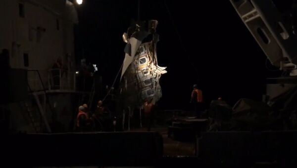 Спасатели МЧС подняли из Черного моря часть фюзеляжа Ту-154. Кадры операции - Sputnik Кыргызстан