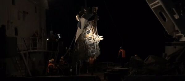 Спасатели МЧС подняли из Черного моря часть фюзеляжа Ту-154. Кадры операции Спасатели МЧС подняли из Черного моря часть фюзеляжа Ту-154. Кадры операции - Sputnik Кыргызстан