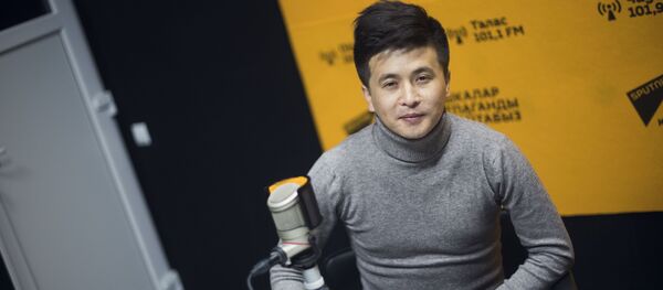 Эстрада ырчысы Нурмат Садыров маек учурунда - Sputnik Кыргызстан