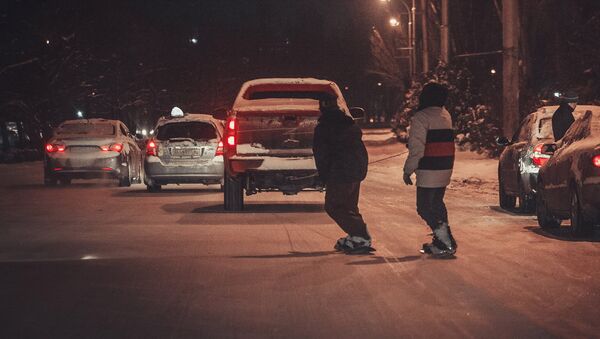 Сноубордисты катаются на досках по центральным улицам Бишкека - Sputnik Кыргызстан