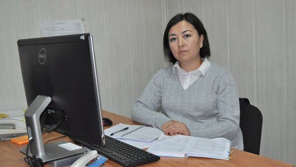 Исполняющая обязанности пресс-секретаря Министерства здравоохранения Жылдыз Айгерчинова в рабочем кабинете - Sputnik Кыргызстан