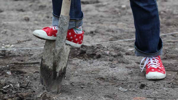 Подросток копает землю. Архивное фото - Sputnik Кыргызстан