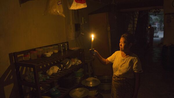 Женщина со свечой. Архивное фото - Sputnik Кыргызстан