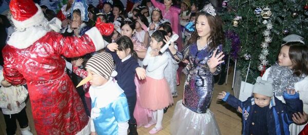 Ош шаарынын мэри Айтмамат Кадырбаев Келечек чыгармачыл балдар борборунда балдар үчүн уюштурулган Алтын балаты аттуу жаңы жылдык майрамга катышты - Sputnik Кыргызстан