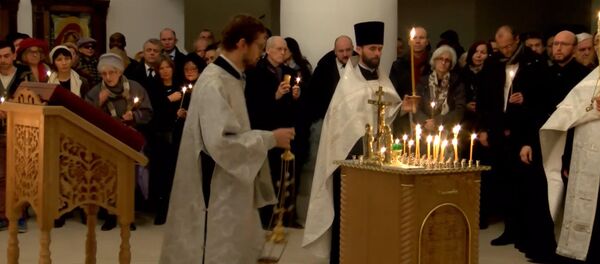 Зажжённые свечи и молитвы: В Париже прошла панихида по жертвам крушения Ту-154 - Sputnik Кыргызстан