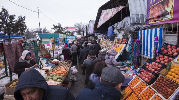 Люди на одном из рынков Кыргызстана. Архивное фото - Sputnik Кыргызстан