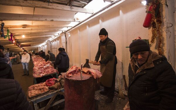 Мындан сырткары, мониторинг учурунда базардын ичиндеги бир катар азыктар текшерилген, анын ичинде эт азыктары да бар - Sputnik Кыргызстан