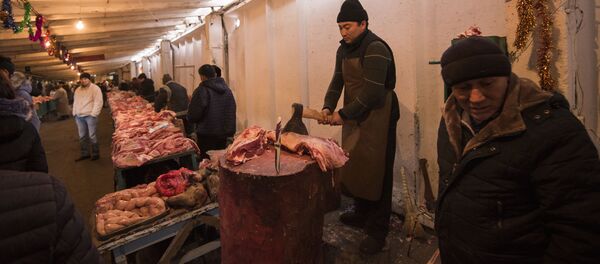 Рейд на центральном рынке села Сокулук Чуйской области - Sputnik Кыргызстан