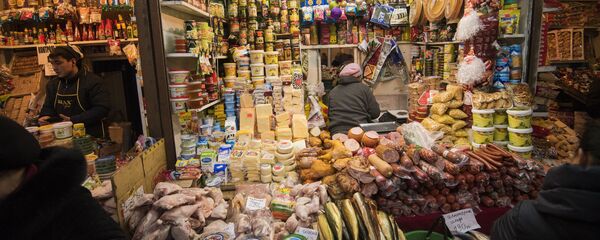 Рейд на центральном рынке села Сокулук Чуйской области Рейд на центральном рынке села Сокулук Чуйской области - Sputnik Кыргызстан