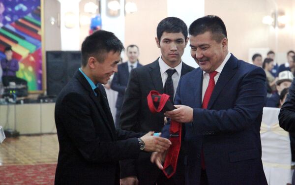 Накануне в Оше состоялся молодежный новогодний бал, в котором приняли участие более 600 приглашенных. - Sputnik Кыргызстан