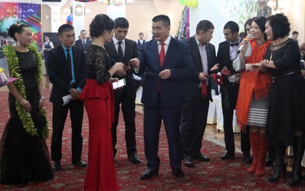 Мэр Оша Айтмамат Кадырбаев, как и в прошлом году, подарил студентам свои галстук, часы, телефон и портфель - Sputnik Кыргызстан