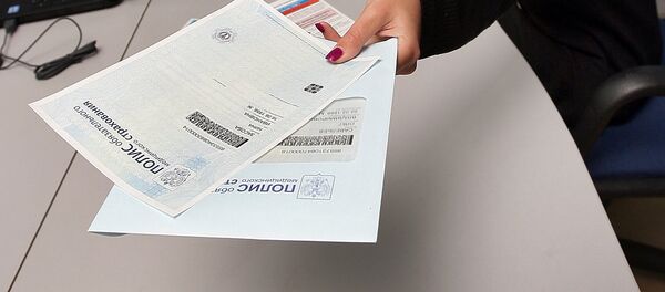 Выдача российских полисов ОМС в Симферополе - Sputnik Кыргызстан