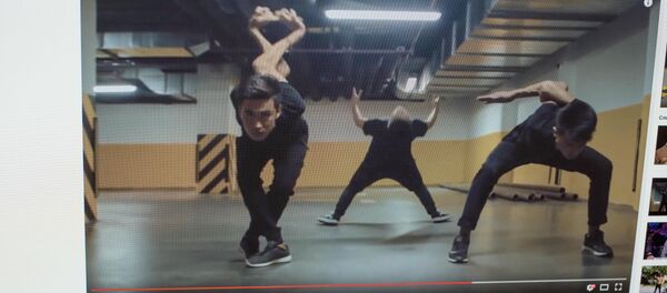 Снимок с видеохостинга Youtube. Пользователя Solto Esengulov. Выступление танцоров кыргызстанских групп Тумар КР и Адем - Sputnik Кыргызстан